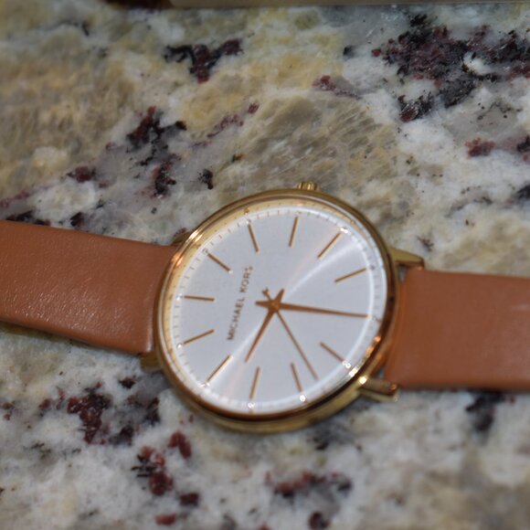 Michael Kors MK-2740 Watch with Box - Picture 2 of 5